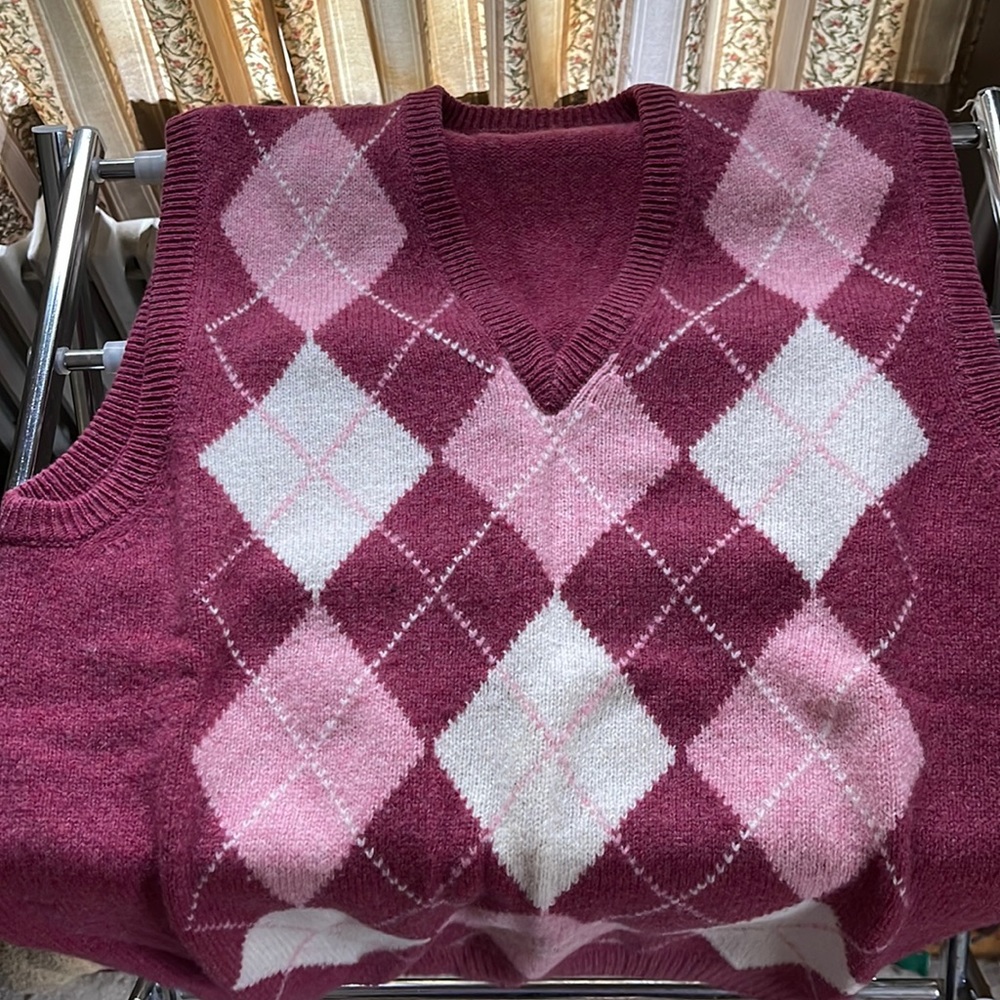 Women’s m/l sweater and vest.. lot of 4 No rips noted, minor rust stain